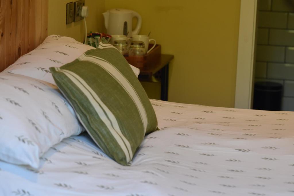 The Lynher pod, with crisp bedding and a tea and coffee tray